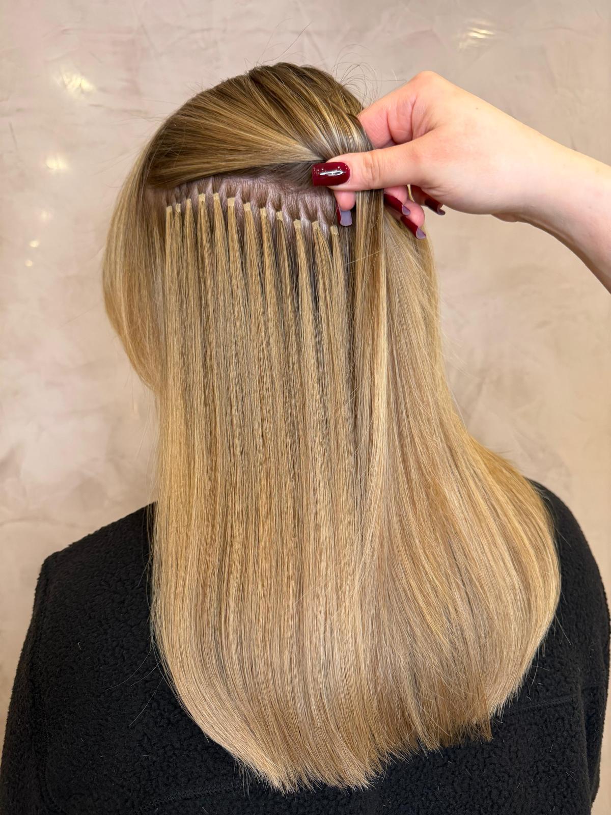 Feine blonde Keratin-Bondings