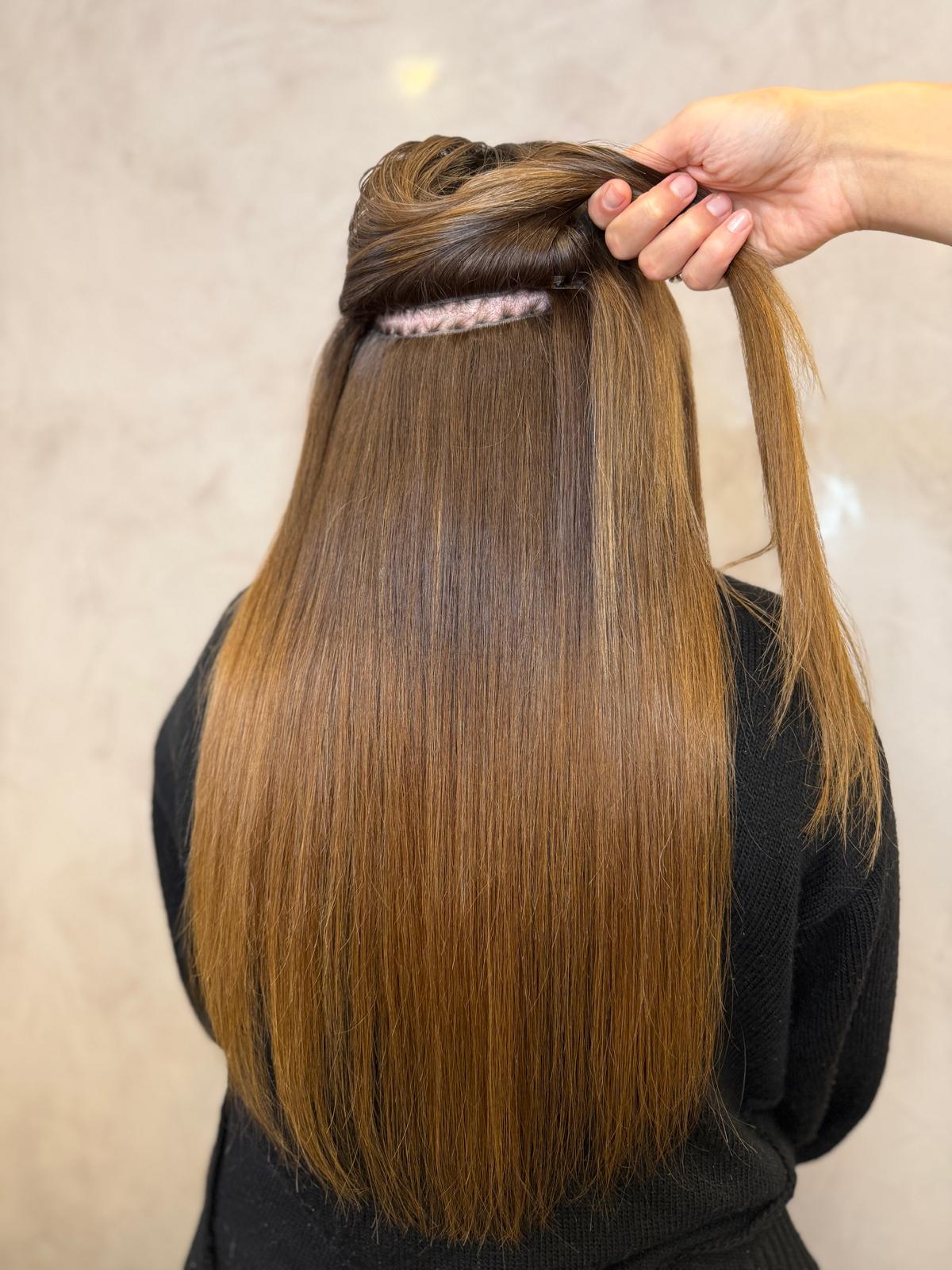 Warme Karamell-Extensions mit Tressen