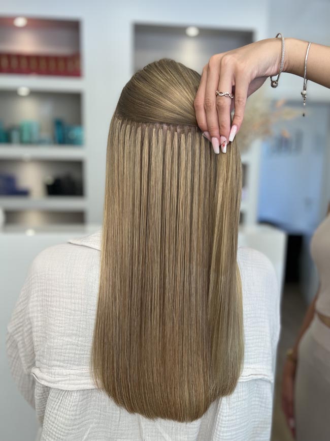 Glattes hellbraunes Haar mit Extensions