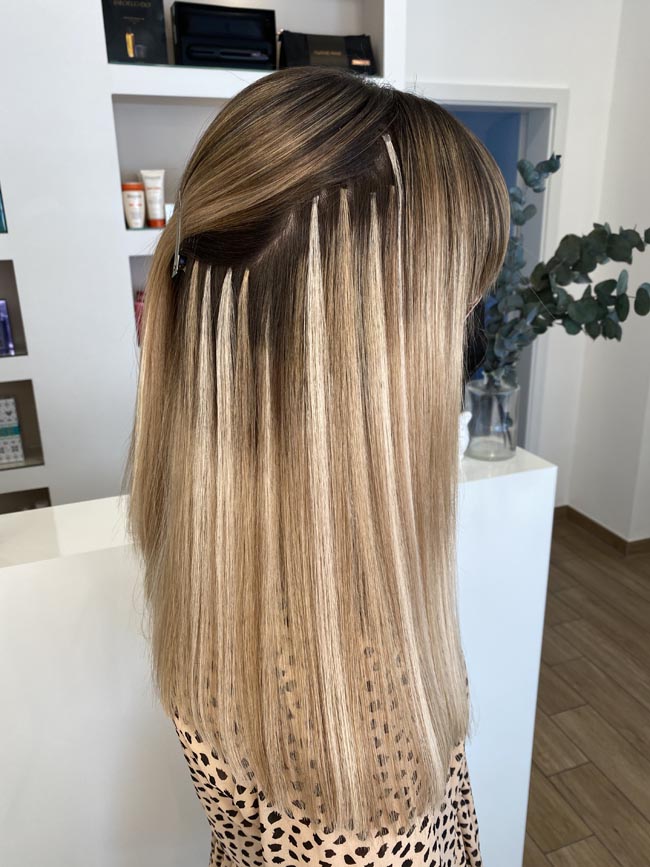 Blonde Strähnen mit Tape-Extensions