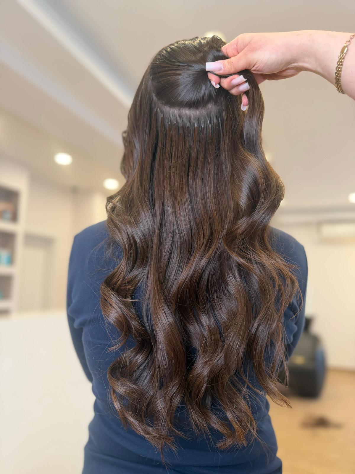 Dunkle Locken mit Extensions-Ansatz