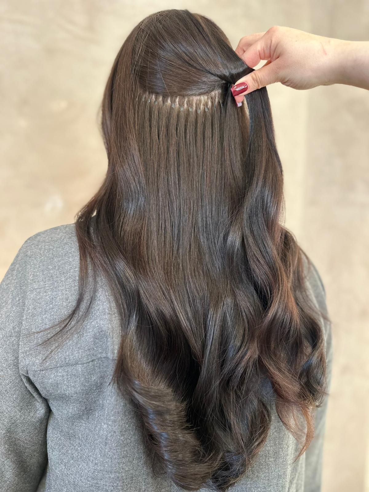 Mittelbraune Tape-Extensions mit sanften Wellen