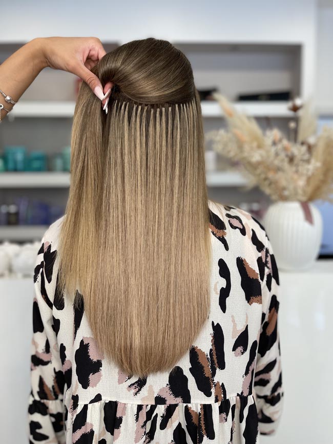 Glatte blonde Extensions mit Bondings