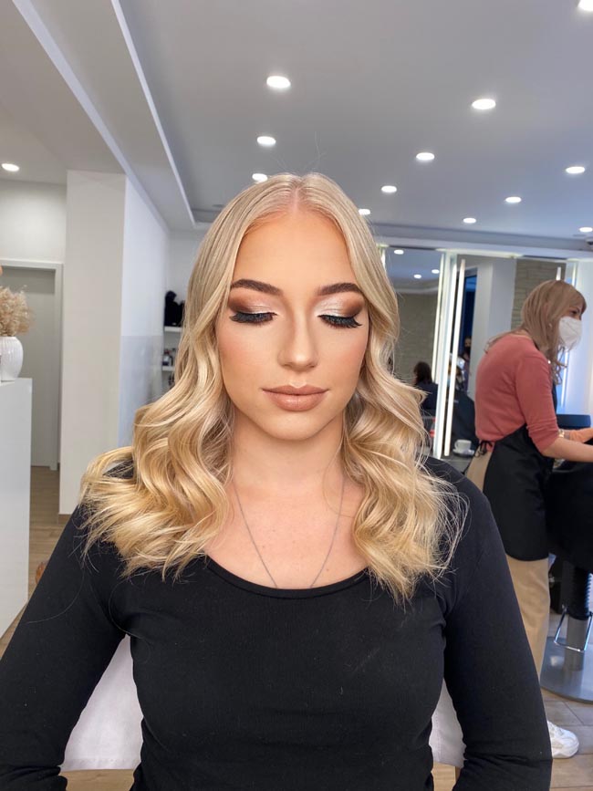 Glamouröses Abend-Make-up mit welligem blondem Haar
