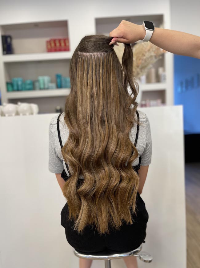 Lange Wellen mit Balayage-Extensions
