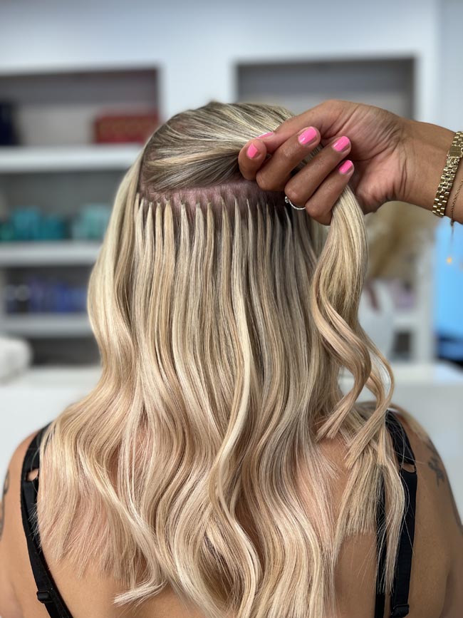 Gewellte blonde Bonding-Extensions