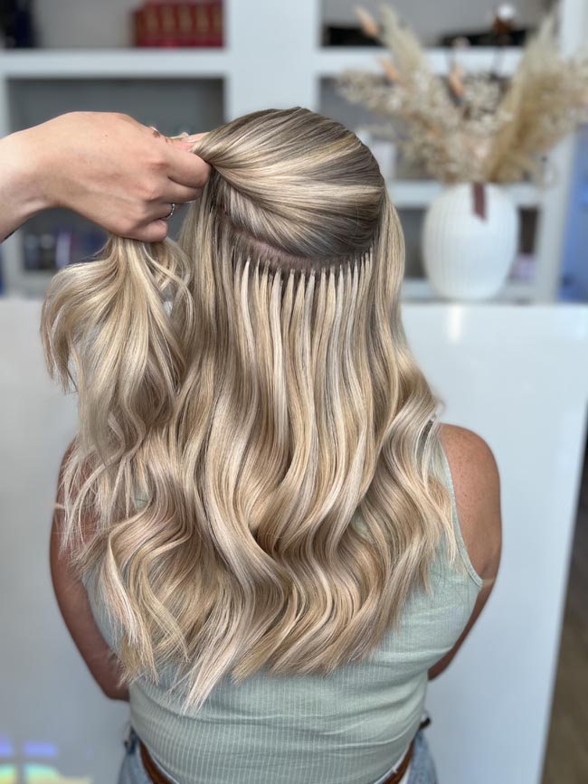 Gewelltes blondes Haar mit Bondings