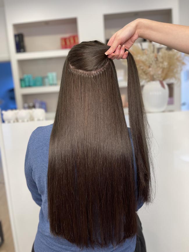 Langes dunkelbraunes Haar mit Extensions
