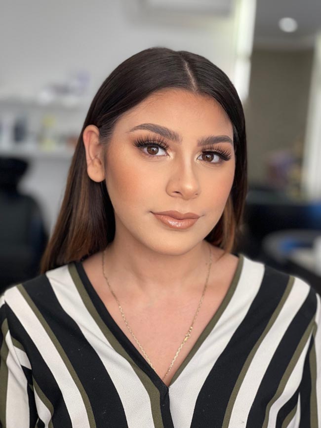 Natürliches Tages-Make-up mit langen Wimpern