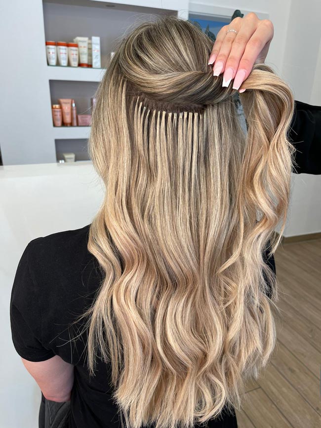 Glamouröse blonde Wellen mit Bondings