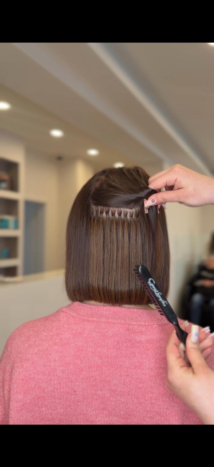 Keratin-Bondings in glattem brünettem Haar