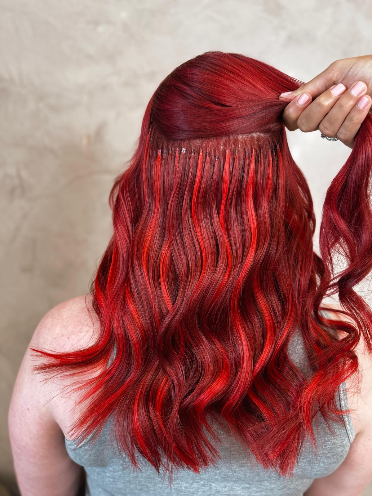 Leuchtend rote Keratin-Bondings im Detail