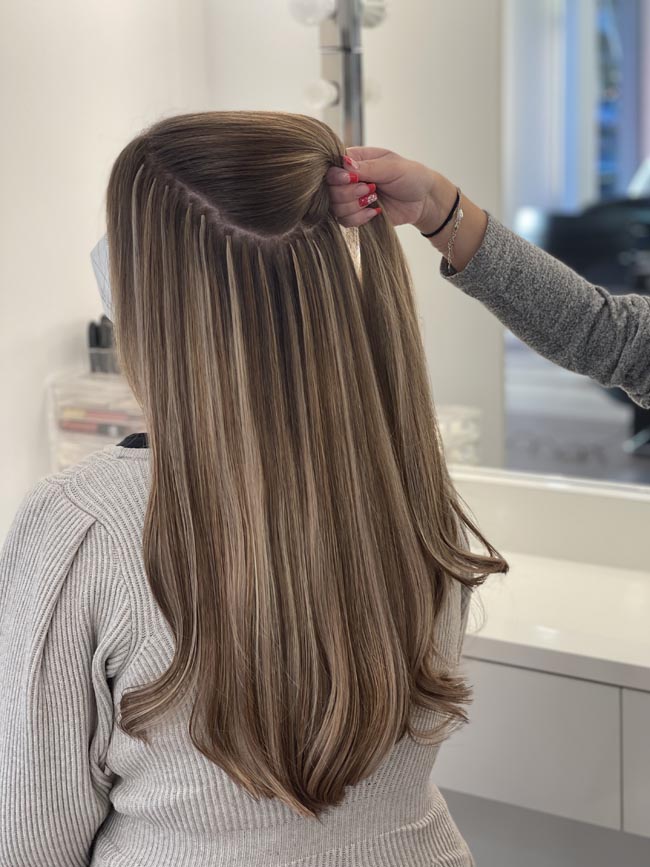 Verlängerung mit feinen blonden Strähnen