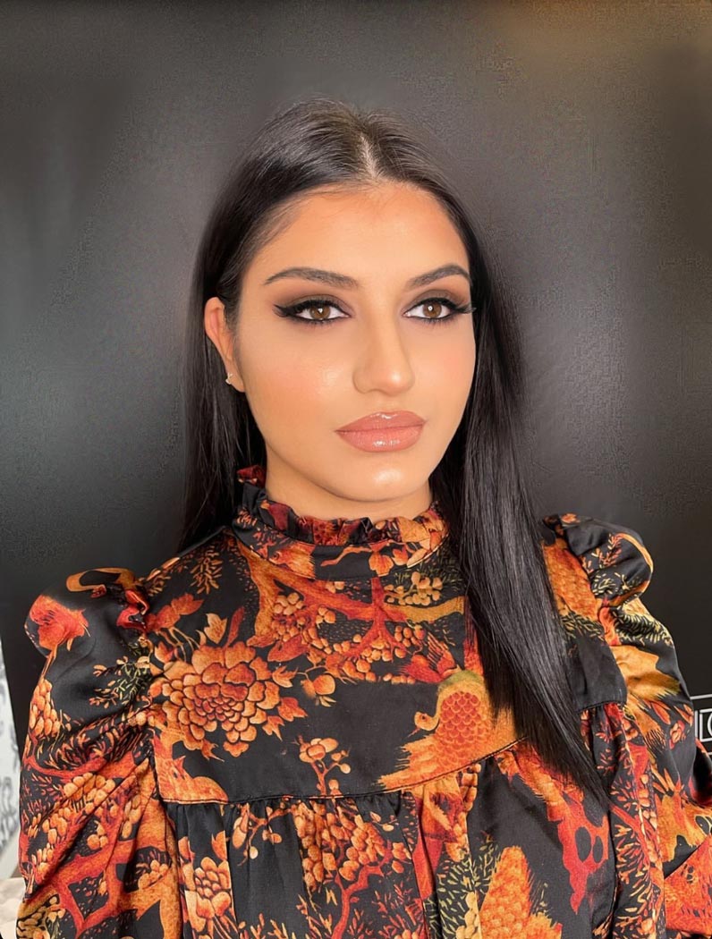 Smokey-Eye-Make-up mit perfektem Teint
